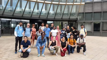 international_students_exkursion_duesseldorf_gruppenbild_landtag.jpg (DE)