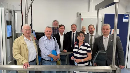 Sebastian Hartmann besucht auf seiner Sommertour mit Bürgern die H-BRS. Nach der Besichtigung des Biometrie-Evaluations-Zentrums entstand dort dieses Gruppenbild.