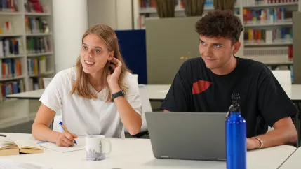 Gruppenarbeit in der Bibliothek