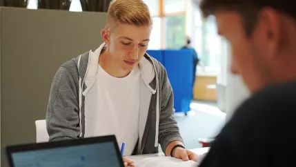 Zwei Studenten lernen in der Bibliothek