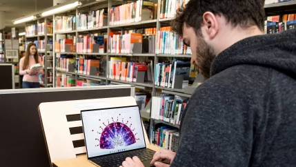 Recherche in der Bibliothek