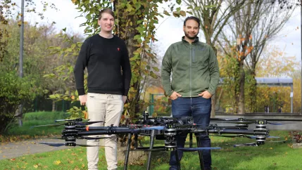 Brennan Penfold und Ahmad Drak mit neuer Drohne Projekt Garrulus November 2022