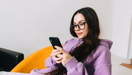 Junge Frau am Handy_Colourbox 52829013