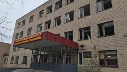 Zerstörte Fenster am Universitätsgebäude in Chernihiv