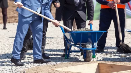 Grundsteinlegung_Spatenstich_COLOURBOX25865986 - Kopie.jpg 