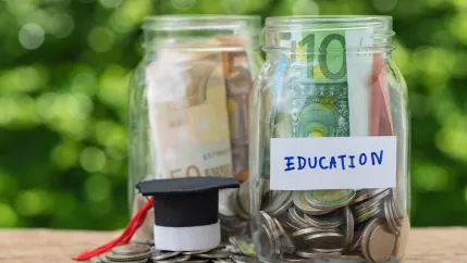 Studiengebühren_Semesterbeitrag_Gebühren_Geld_COLOURBOX29775882