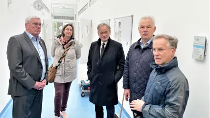 Dekan Jäger mit Landrat Schuster, VP Wirtz, Ihne und Stefan Raetz in Gebäude F