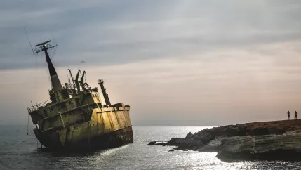 Schiff aufgegeben_Foto von Milan Seitler auf Unsplash