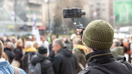 Kundgebung Smartphone Fake News COLOURBOX54207259