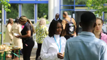 BIDA Summer School Begruessung Campusgarten StA 20230508 foto juri kuestenmacher 10.JPG