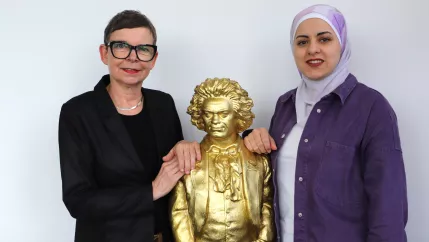 20230830 Suha Shebab GJU Jordanien Mitarbeiterin mit Sabine Ellermann