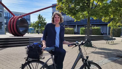 Nachhaltigkeitsmanagerin_Stephanie_Lorek_mit_Fahrrad