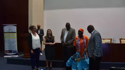 Übergabe von technischem Equipment an das IFM