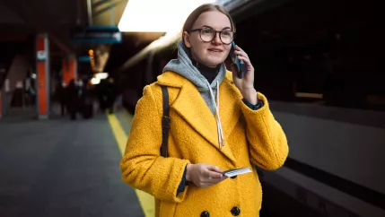 Symbolbild_Studentin-Zug_OEPNV_Semesterticket
