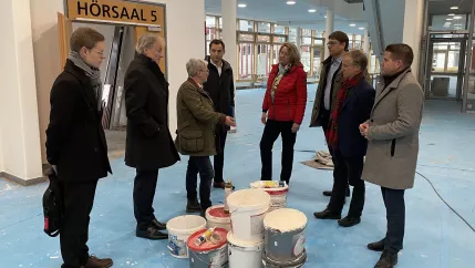 H-BRS Besuch am Campus Rheinbach 11122023 Jonathan Grunwald Holger Jung Foto H-BRS