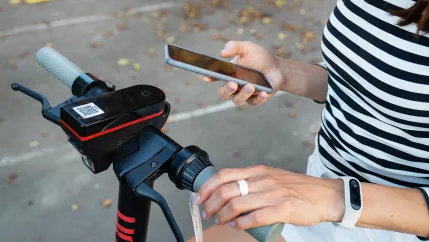 Shared_Mobility_EScooter_Smartphone_Symbolbild