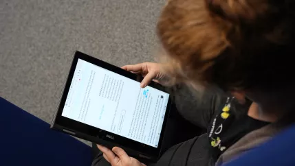 Studentin liest am Tablet