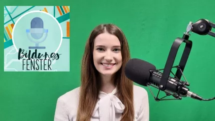 Christina Kaiser im Podcaststudio mit Bildungsfenster Logo 2024