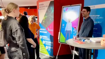 Dr. Alexander Marquardt (IVC) präsentiert den mit Vago Solutions gemeinsam entwickelten KI Avatar mit eigenem deutschen Sprachmodell