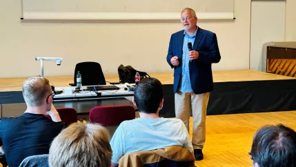 US-Professor in Vorlesung des Studiengangs Nachhaltige Sozialpolitik 1