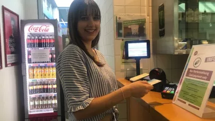 Mensa Cafeteria Bezahlen mit Karte