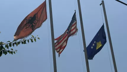 Flaggen der Länder Albanien, USA, Kosovo