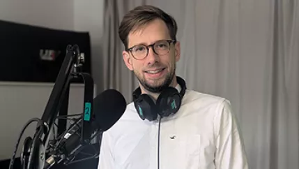 Antonio vor dem Mikro