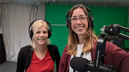Lena und Katrin bei Podcastaufnahme
