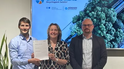 Christian Hündgen, Geschäftsführer des Unternehmens Hündgen Entsorgung, Professorin Michaela Wirtz, Vizepräsidentin Transfer, Innovation und Nachhaltigkeit und Simon Roth, Leiter des Zentrums für Wissenschafts- und Technologietransfer. Foto: Marc Schönn