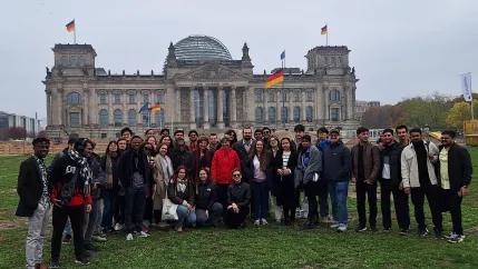 Internationale Studierende vor dem Reichstag_Foto Stephanie Cramer