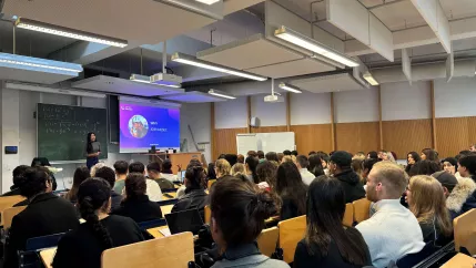 SPZ_Info_AIESEC_Studierende stellt Organisation vor