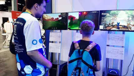 Gamescom 2024 Student vor Bildschirmen