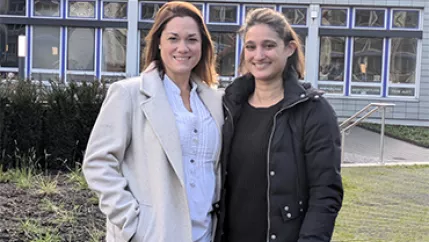 Anne Welzel und Usha Sing vor der Hochschule