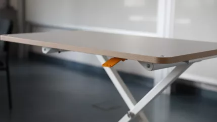 Höhenverstellbarer Tisch für mehr Barrierefreiheit