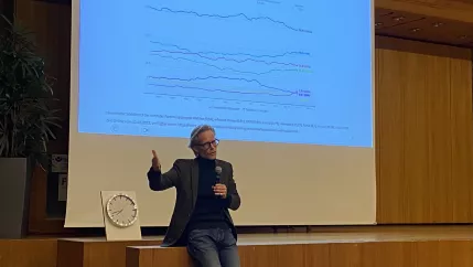 Prof. Kronenberg auf dem Campus Hennef