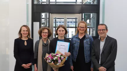 Pressebild Preis Informationskompetenz Uebergabe StA 20250328 Foto Juri Kuestenmacher 