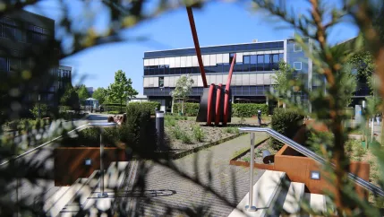 Campus Sankt Augustin Vorplatz Fruehling 20250428 Foto Juri Kuestenmacher 06.jpg