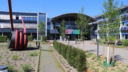 Campus Sankt Augustin Vorplatz Fruehling 20250428 Foto Juri Kuestenmacher 07.jpg