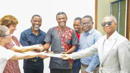 Besuch an der UCC in Ghana_Buchüberreichung an den German Club 02122025 Foto Cramer