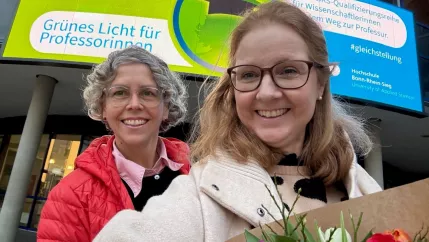 Christine Buchholz Barbara Hillen-Haas vor LED-Wand Grünes Licht für Professorinnen