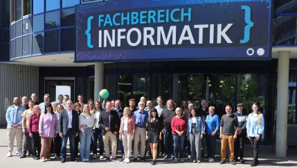 Gruppe Fachbereich Informatik draussen StA 20260423 Foto Martin Schulz 09