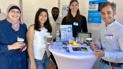 Forschende am Stand des IFGA bzw. CytoTransport bei der Bonner Wissenschaftsnacht