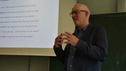 Ian McMaster beim Vortrag, Foto: Jonathan Schmitt