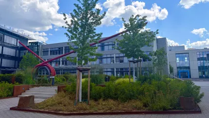 Spule Campus Sankt Augustin mit einer Treppe und Grünfläche
