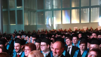 absolventenfeier_2015_telekom-forum_20151024_foto_e._tritschler_img_8369.jpg (DE)