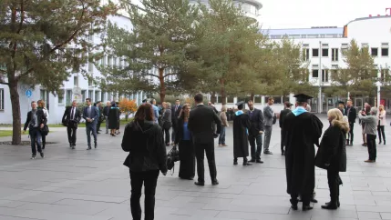 absolventenfeier_telekom-forum_20151024_foto_j._kuestenmacher_072.jpg (DE)