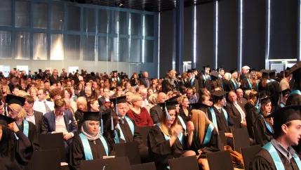 absolventenfeier_telekom-forum_20151024_foto_j._kuestenmacher_090.jpg (DE)