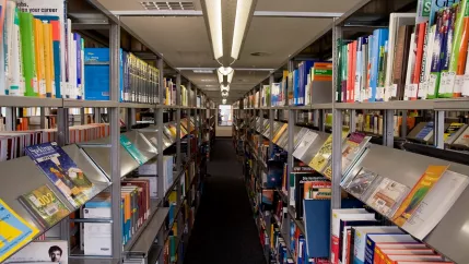 Bibliothek Regale Buecher StA 070622 02.jpg (DE)