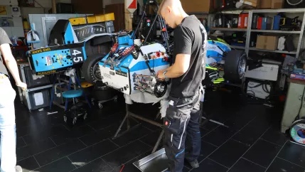 brs_motorsport_dreh_in_der_werkstatt_20210923_foto_juri_kuestenmacher_09.jpg (DE)