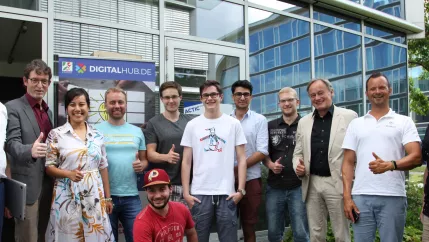 digitalhubbonn_teasercut_gruender_plus_je_drei_li-re_h-brs_und_digitalhub_foto_michael_flacke.jpg (DE)